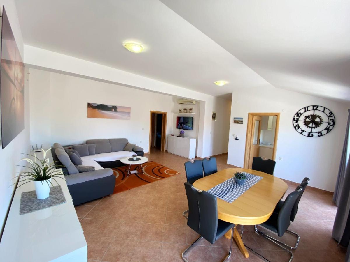 Apartments Saric Биоград на Мору Екстериор снимка