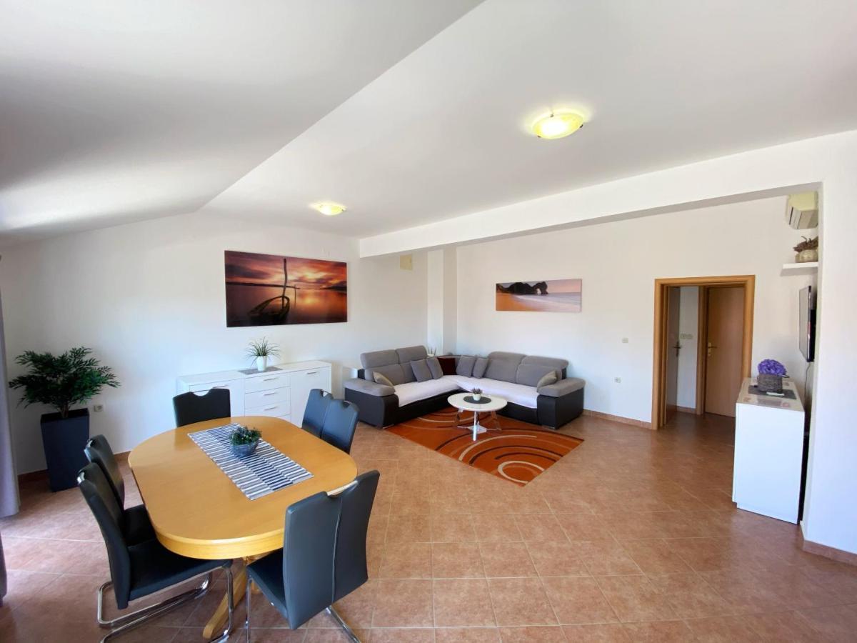 Apartments Saric Биоград на Мору Екстериор снимка