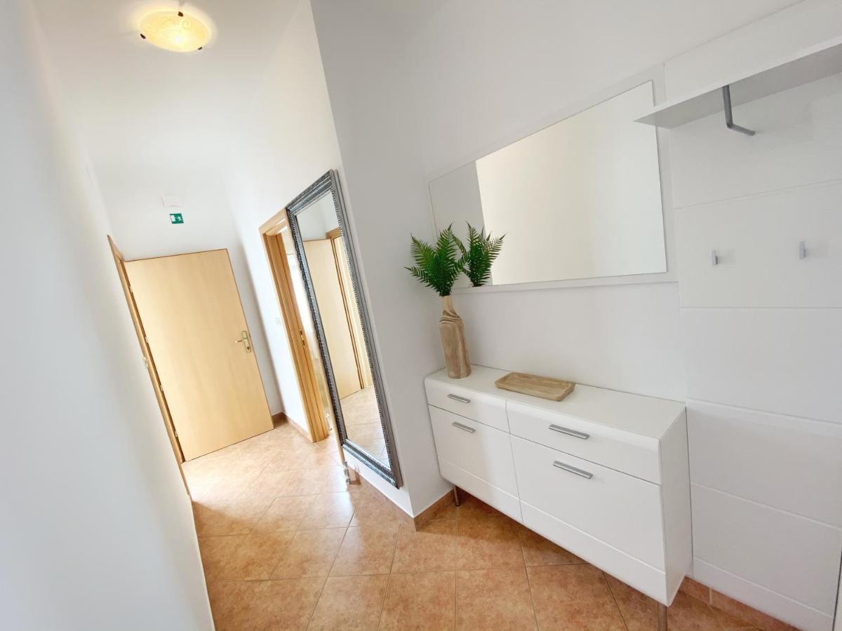 Apartments Saric Биоград на Мору Екстериор снимка