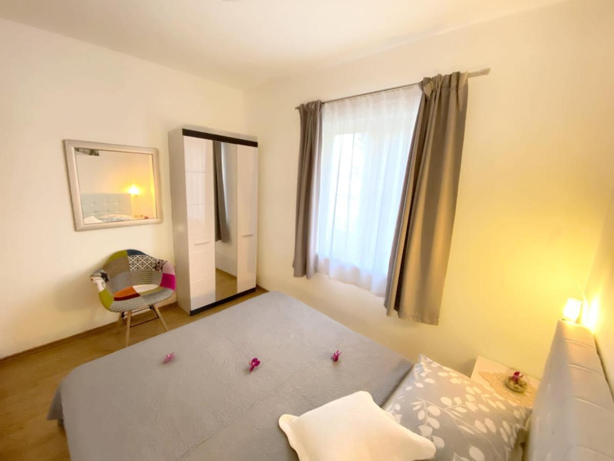 Apartments Saric Биоград на Мору Екстериор снимка