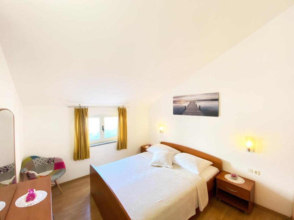 Apartments Saric Биоград на Мору Екстериор снимка
