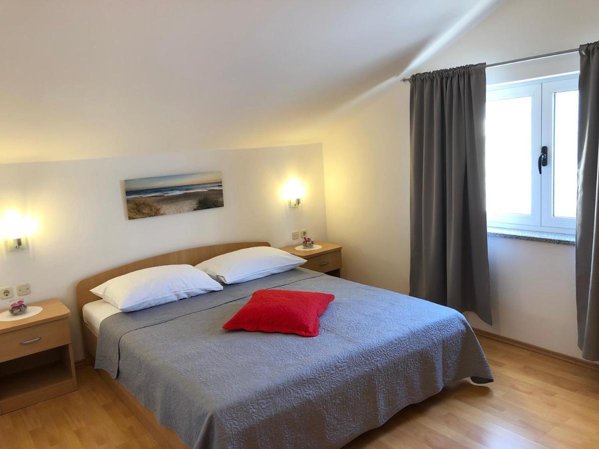 Apartments Saric Биоград на Мору Екстериор снимка