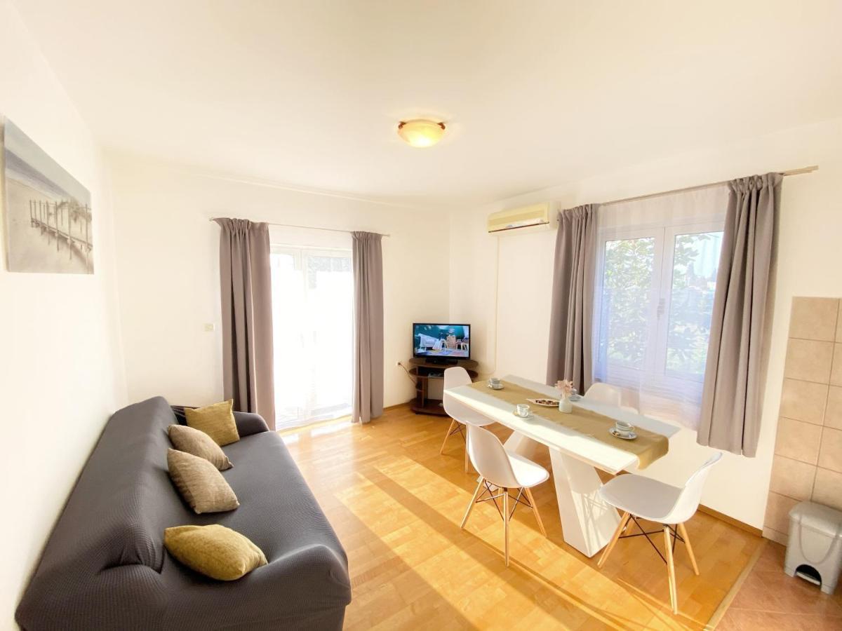 Apartments Saric Биоград на Мору Екстериор снимка