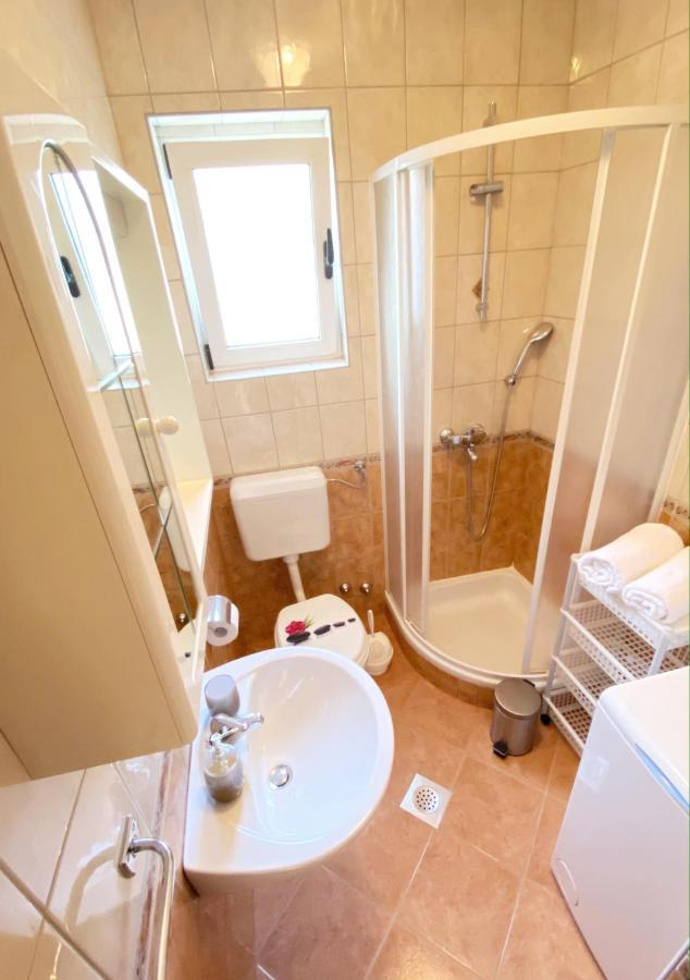 Apartments Saric Биоград на Мору Екстериор снимка